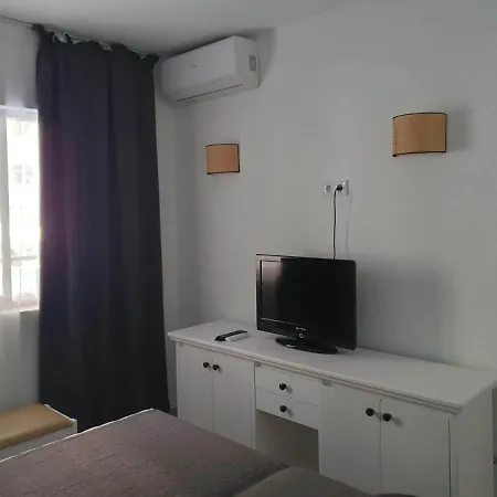 Modern 1 Bed Seafront Boliches פואנגירולה